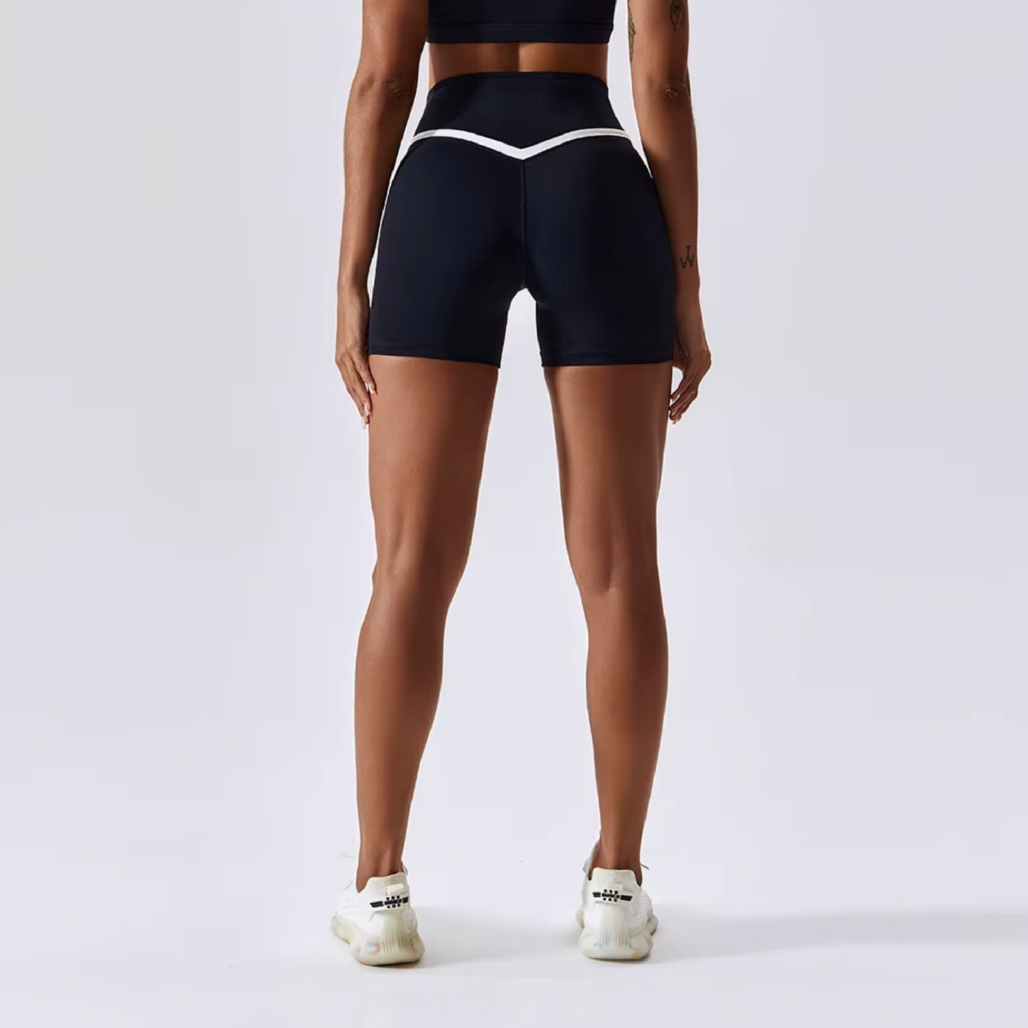 Glowy short v-cut black