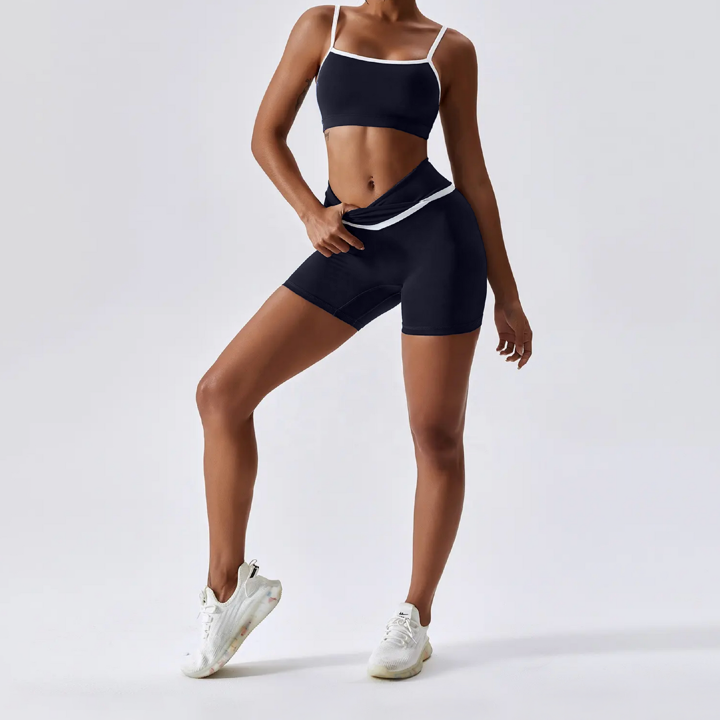 Glowy short v-cut black